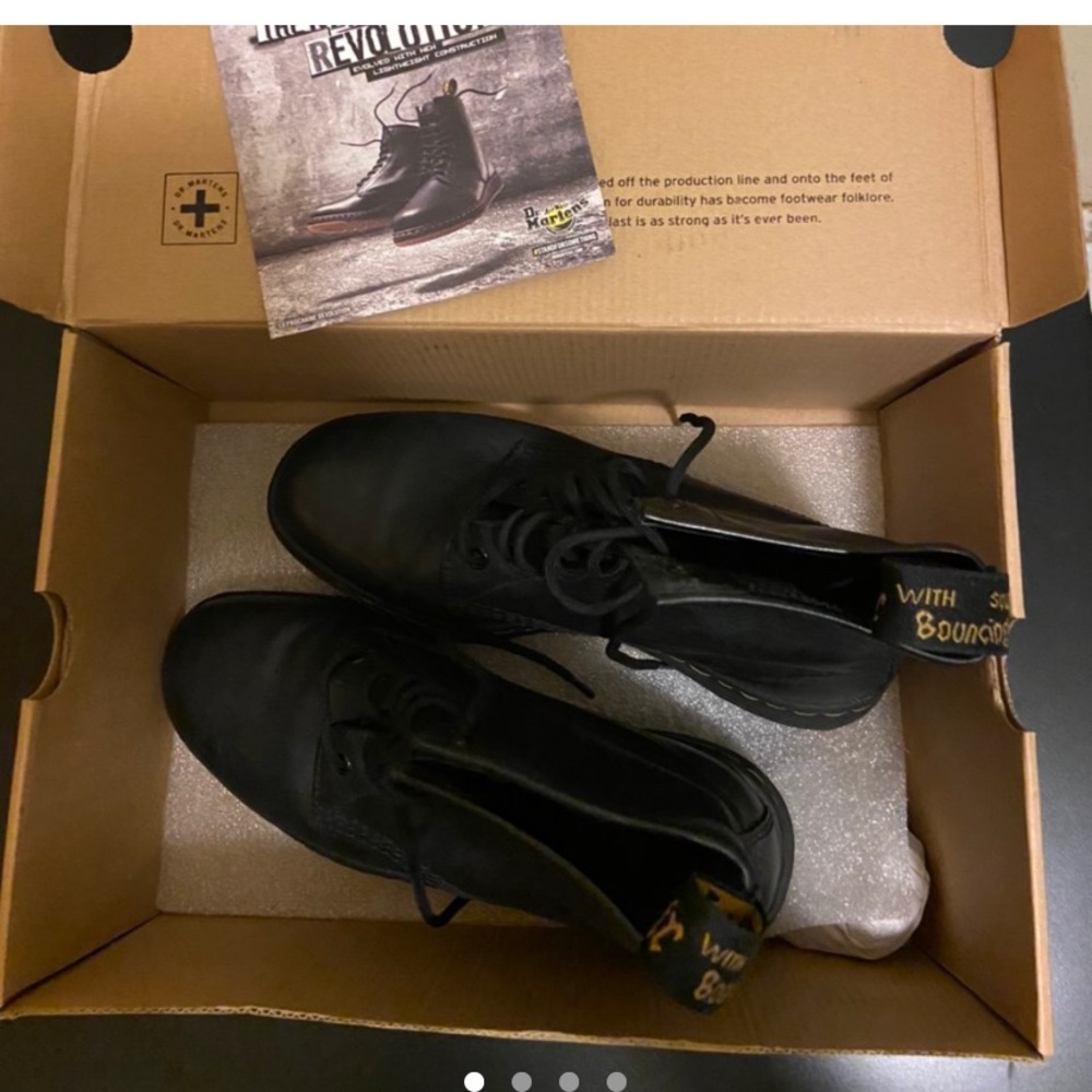 1460 NEWTON LEATHER DOC MARTENS LITE BOOTS